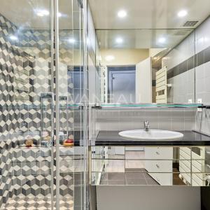 PARIS XVIè – RANELAGH - BALCON-TERRASSE SUR INTÉRIEUR