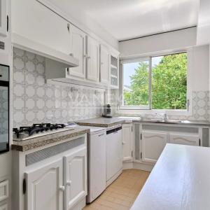 PARIS XVIè – RANELAGH - BALCON-TERRASSE SUR INTÉRIEUR