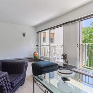 PARIS XVIè – RANELAGH - BALCON-TERRASSE SUR INTÉRIEUR
