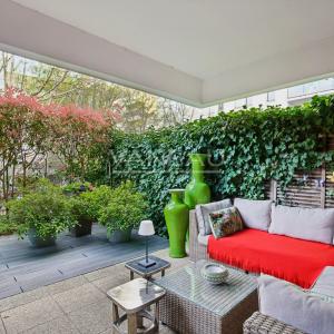 Boulogne - Terrasse au calme sur jardin, sans vis à vis exposée 