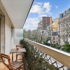 Paris XVIIe- Limitrophe Neuilly- Appartement clé en main avec ba