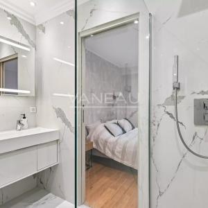 Paris XVIIe- Limitrophe Neuilly- Appartement clé en main avec ba