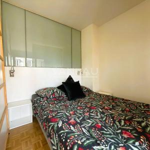Studio en étage élevé avec balcon et vue dégagée