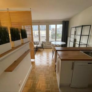 Studio en étage élevé avec balcon et vue dégagée
