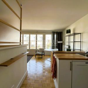 Studio en étage élevé avec balcon et vue dégagée