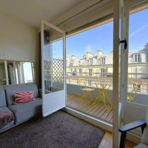 Studio en étage élevé avec balcon et vue dégagée