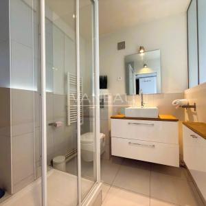 Studio en étage élevé avec balcon et vue dégagée