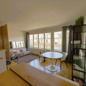Studio en étage élevé avec balcon et vue dégagée