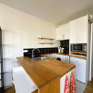 Studio en étage élevé avec balcon et vue dégagée