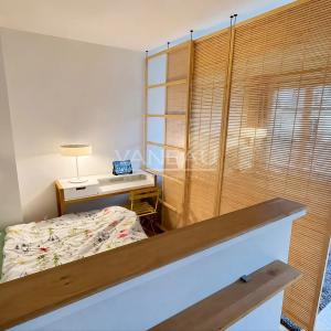 Studio en étage élevé avec balcon et vue dégagée