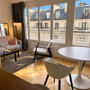 Studio en étage élevé avec balcon et vue dégagée