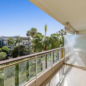 Cannes Croisette Grand Hotel Studio vue mer à rénover à vendre