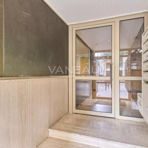 Paris XVème - Charles Michels - studio en étage avec balcon