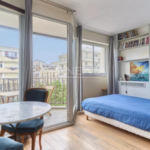 Paris XVème - Charles Michels - studio en étage avec balcon