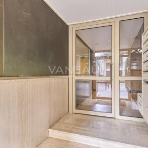 Paris XVème - Charles Michels - studio en étage avec balcon
