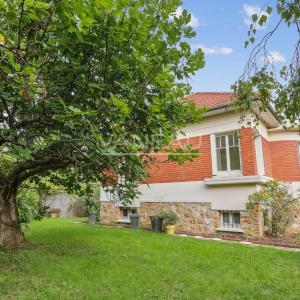 Sceaux (92330) - Belle maison familiale bordée par un jardin fru