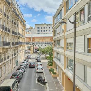Paris XVe - Cambronne - Appartement trois pièces avec balcon