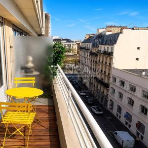 Studio en étage élevé avec balcon et vue dégagée