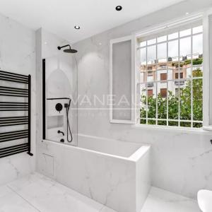 Paris XVIe - Village d'Auteuil - Bel appartement rénové avec grand balcon. Sectorisation JB Say.