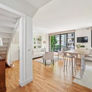 Paris XVIe - Flandrin - Henri Martin - Duplex "comme une maison" - Balcon large et vue verdoyante.