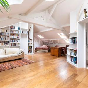 Paris XVe - DEMEURE FAMILIALE (291²m² Carrez - 370 m² au sol) et son jardin (95m²)