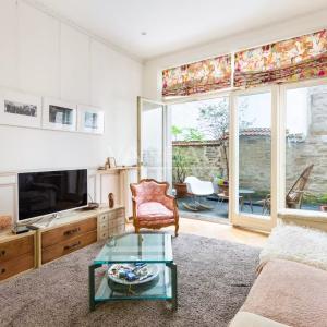 Paris XVe - DEMEURE FAMILIALE (291²m² Carrez - 370 m² au sol) et son jardin (95m²)