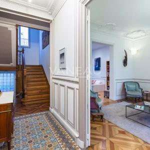 Paris XVe - DEMEURE FAMILIALE (291²m² Carrez - 370 m² au sol) et son jardin (95m²)