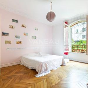 Paris XVe - DEMEURE FAMILIALE (291²m² Carrez - 370 m² au sol) et son jardin (95m²)