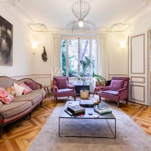 Paris XVe - DEMEURE FAMILIALE (291²m² Carrez - 370 m² au sol) et son jardin (95m²)