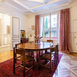 Paris XVe - DEMEURE FAMILIALE (291²m² Carrez - 370 m² au sol) et son jardin (95m²)