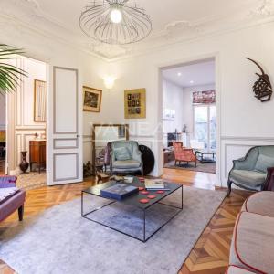 Paris XVe - DEMEURE FAMILIALE (291²m² Carrez - 370 m² au sol) et son jardin (95m²)