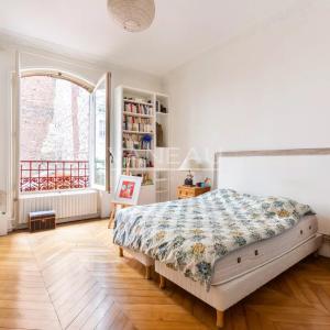Paris XVe - DEMEURE FAMILIALE (291²m² Carrez - 370 m² au sol) et son jardin (95m²)