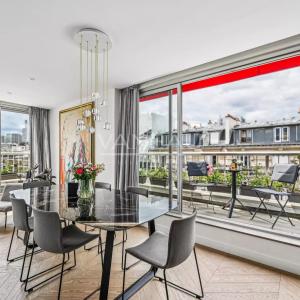 Appartement d'exception avec vue imprenable sur la Tour Eiffel - Etage élevé avec balcon filant et arboré -