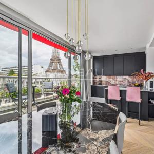 Appartement d'exception avec vue imprenable sur la Tour Eiffel - Etage élevé avec balcon filant et arboré -