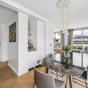 Appartement d'exception avec vue imprenable sur la Tour Eiffel - Etage élevé avec balcon filant et arboré -