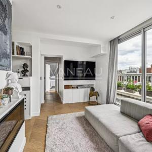 Appartement d'exception avec vue imprenable sur la Tour Eiffel - Etage élevé avec balcon filant et arboré -