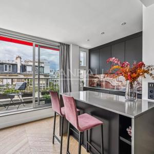 Appartement d'exception avec vue imprenable sur la Tour Eiffel - Etage élevé avec balcon filant et arboré -