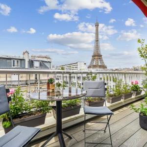 Appartement d'exception avec vue imprenable sur la Tour Eiffel - Etage élevé avec balcon filant et arboré -