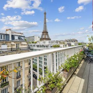 Appartement d'exception avec vue imprenable sur la Tour Eiffel - Etage élevé avec balcon filant et arboré -