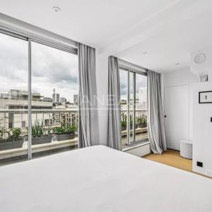 Appartement d'exception avec vue imprenable sur la Tour Eiffel - Etage élevé avec balcon filant et arboré -