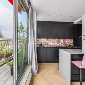 Appartement d'exception avec vue imprenable sur la Tour Eiffel - Etage élevé avec balcon filant et arboré -