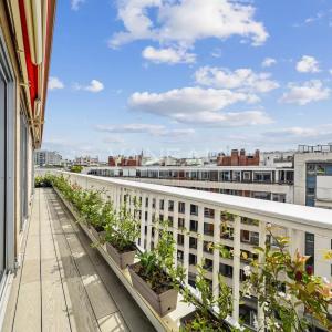 Appartement d'exception avec vue imprenable sur la Tour Eiffel - Etage élevé avec balcon filant et arboré -