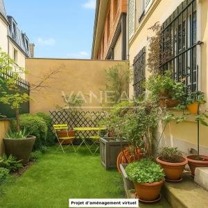 Paris XVIIIe - Maison de ville familiale avec cour arborée à l'avant plein sud -