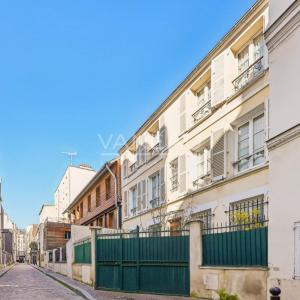 Paris XVIIIe - Maison de ville familiale avec cour arborée à l'avant plein sud -