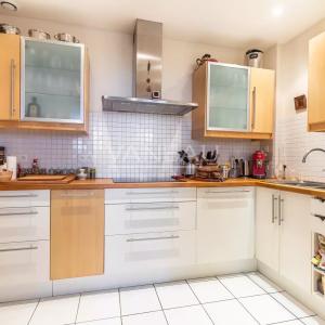 Paris XVIIIe - Maison de ville familiale avec cour arborée à l'avant plein sud -