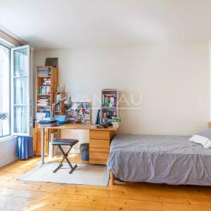 Paris XVIIIe - Maison de ville familiale avec cour arborée à l'avant plein sud -