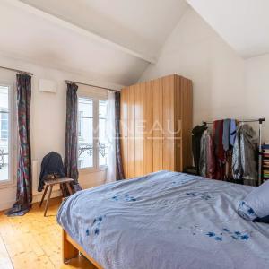 Paris XVIIIe - Maison de ville familiale avec cour arborée à l'avant plein sud -