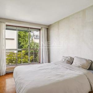 Paris XVe - Volontaires-Blomet - Appartement trois pièces avec balcon au calme