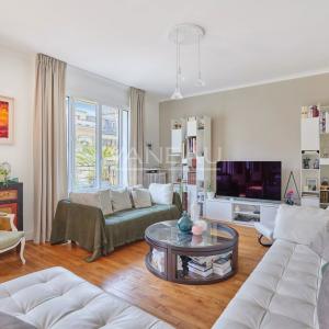 PARIS XVI - Appartement familial avec extérieur. studio et box