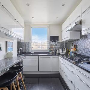 PARIS XVI - Appartement familial avec extérieur. studio et box